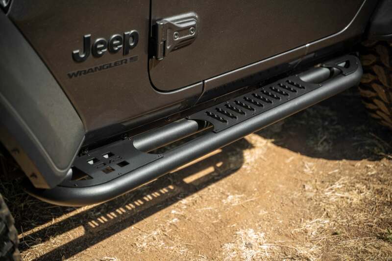 DV8 Offroad 2018+ Jeep Wrangler JL 2-Türer Bolt-On OE Plus Trittbretter